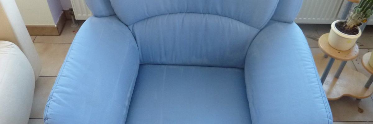 hellblauer Sessel nach der Reinigung fast wie neu
