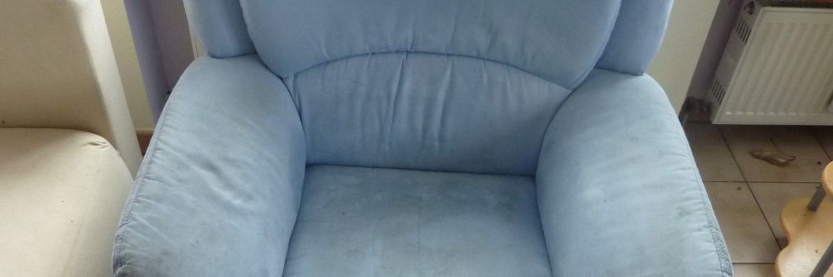 hellblauer Sessel nach der Reinigung fast wie neu